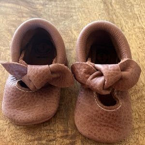 Freshly picked knotted bow size 3  color: red rocks